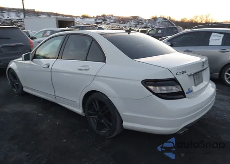 2010 Mercedes-Benz C 300 Luxury 4Matic/Sport 4Matic z USA, uszkodzony, nr VIN WDDGF8BB2AR131105